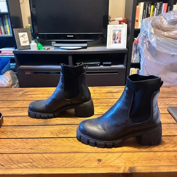 Steve Madden Black Ankle Booties with Chunky Sole - Picture 2 of 6